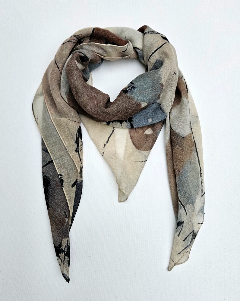 Tørklæde af uld og silke designet af kunstner Birgitte Sandvik og produceret af Northers