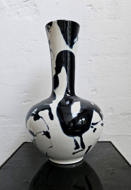 gulvvase vaser vase kunst unika design kunsthåndværk keramik abstrakt kunstner håndmalet håndmalede fad bronze sculpture