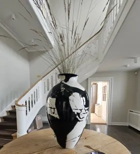 keramik skåle bolig kunst vase gulvvase vaser bronzeskulptur bronzeskulpturer bronze puder abstrakte malerier 